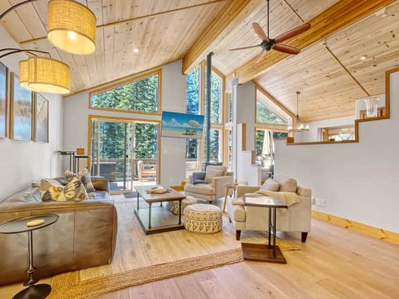 Lake Views | Hot Tub | 20 min to Palisades/Northstar - Image 4